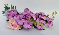 Aranžmán Orchidea s ružou a doplnkami 45*25cm 750g fialový
