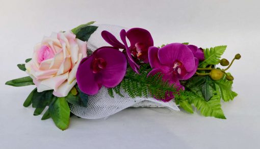 Aranžmán Orchidea s ružou a doplnkami 45*25cm 750g purpurový